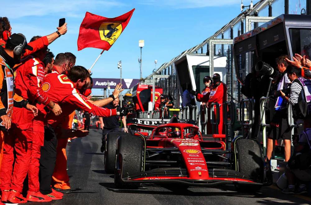 法拉利翻盘红牛二队，塞恩斯高光表现