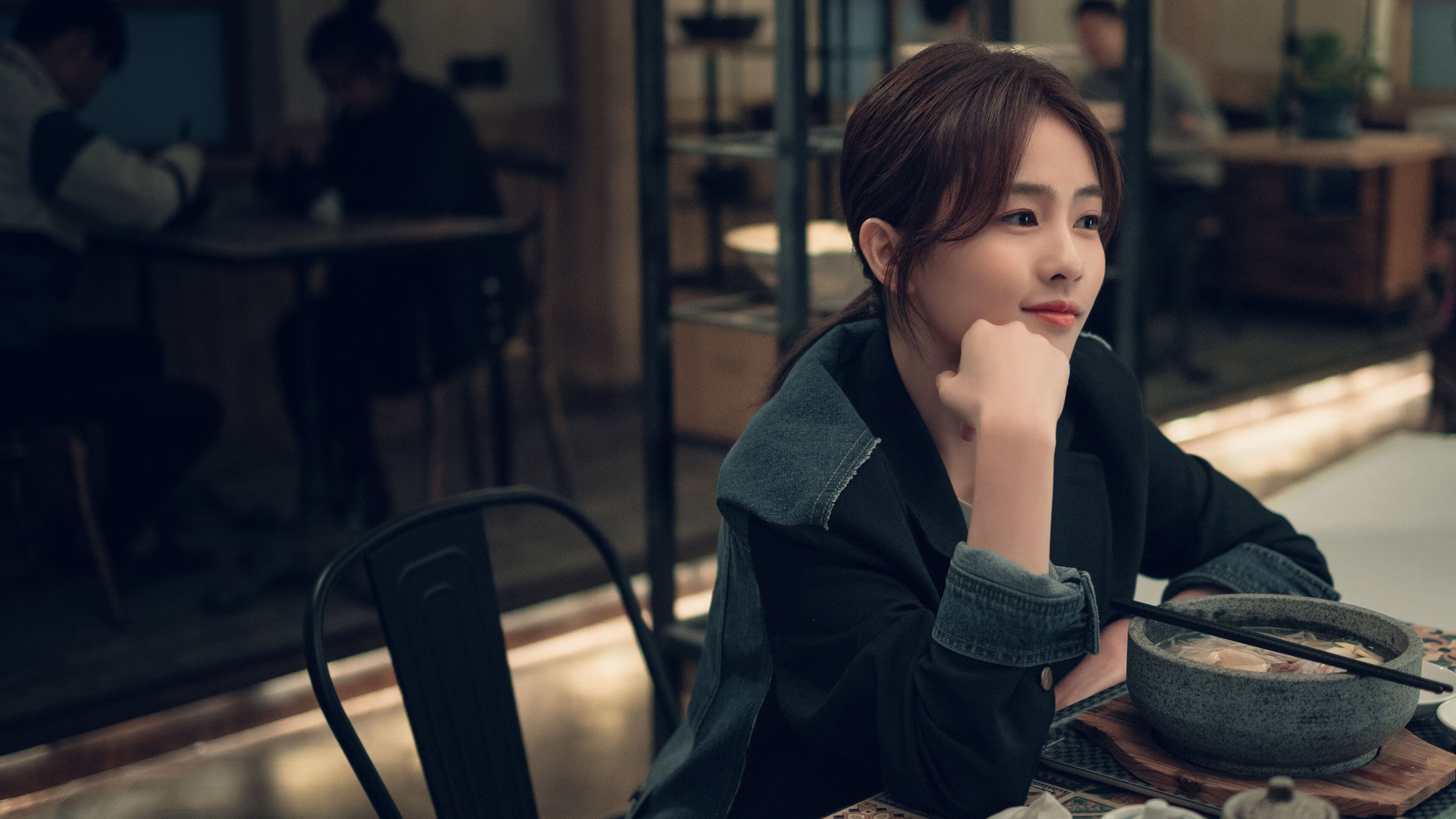 F1年度争冠焦点战，奇才车手以魔法般策略完胜步行者车队